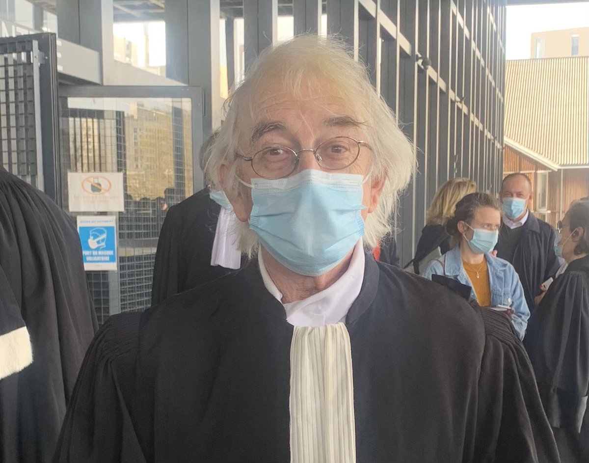 barreaunantes's tweet photo. Les avocats du @barreaudenantes réunis exercent leur devoir de vigilance devant les atteintes au #droitdelaDéfense et à un #procesequitable https://t.co/4JMurOHBGC
