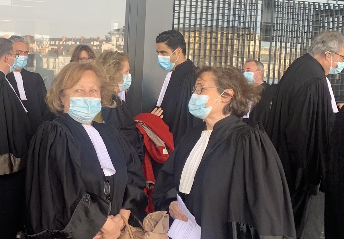 barreaunantes's tweet photo. Les avocats du @barreaudenantes réunis exercent leur devoir de vigilance devant les atteintes au #droitdelaDéfense et à un #procesequitable https://t.co/4JMurOHBGC