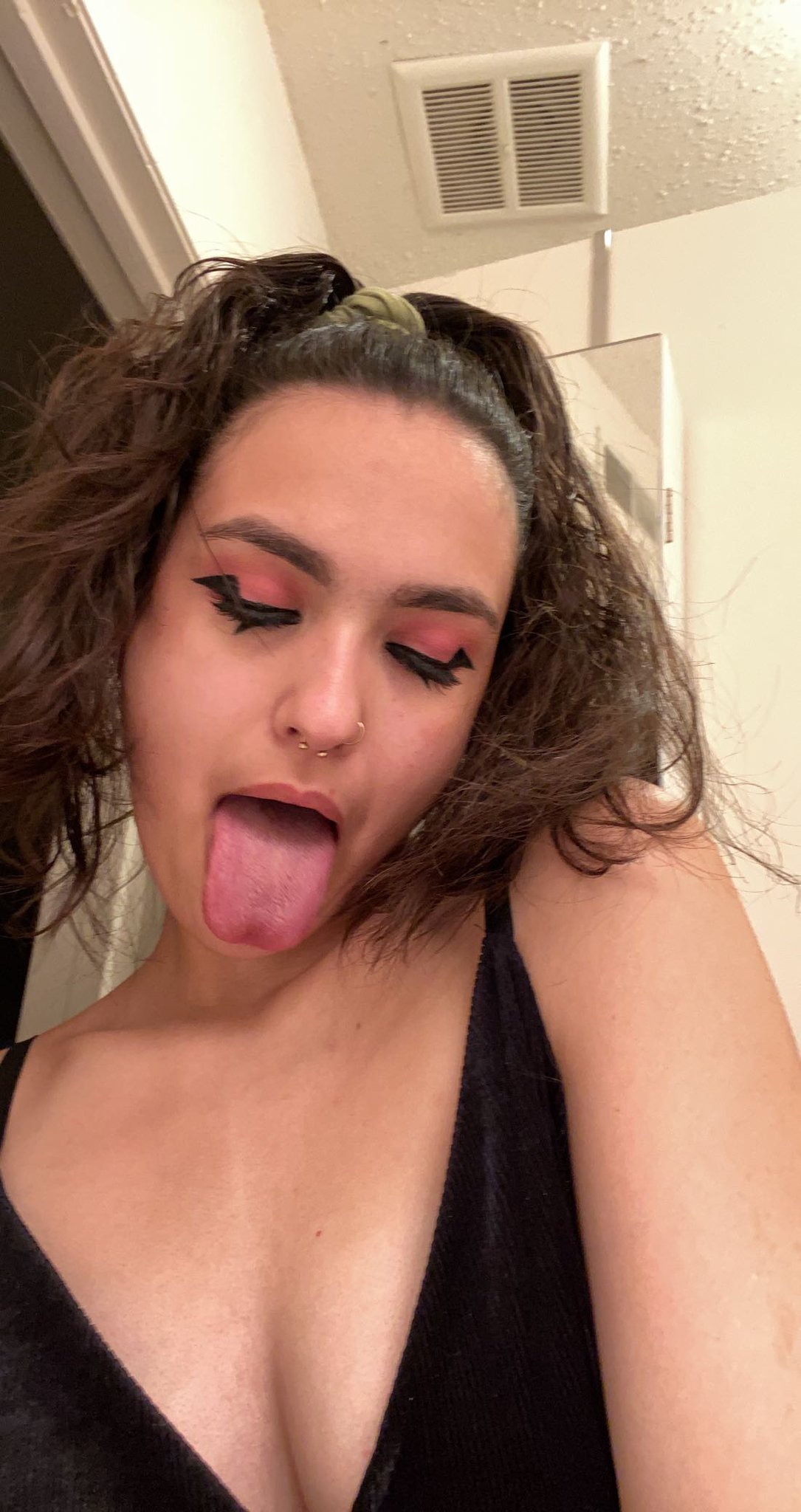 having fun and trying out some new makeup https://t.co/WKkYDYtbbG Try a week free and get a free pic for subbing https://t.co/1Z67zlPgnh