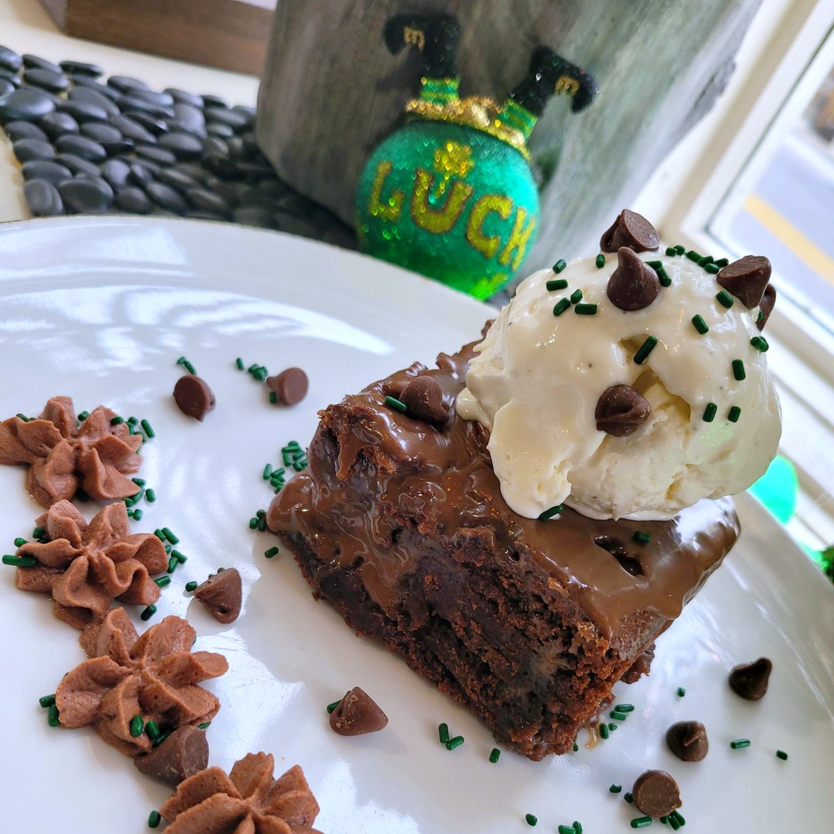 ManorHillTavern's tweet image. More than a year in the making!  TODAY (3/17) we serve our 🍀St Paddy&apos;s Food &amp;amp; Drink Specials🍀!  Here&apos;s our GUINNESS POKE CAKE (Chocolate cake soaked w/ Guinness chocolate ganache and topped w/ ice cream). Specials available dine in or to go!

#Specials  #stpatricksday #Dessert