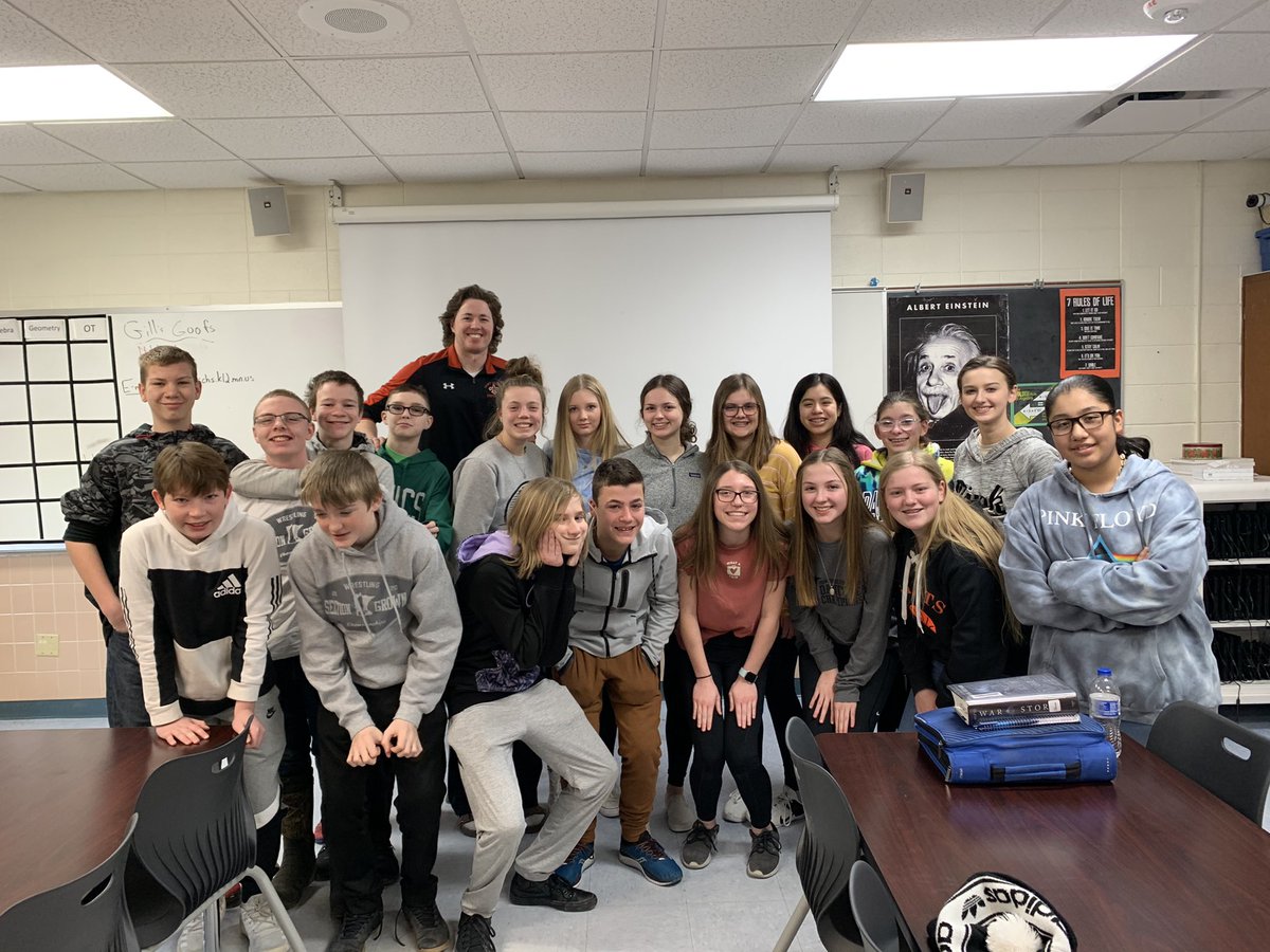 MRDatDudeGG's tweet image. A year ago today, I made all the kids take a picture in case it was our last day together, which it turned out to be.  Things have been tough, but we’re happy to be together once again! This year’s pics will look just a tad different 😷
