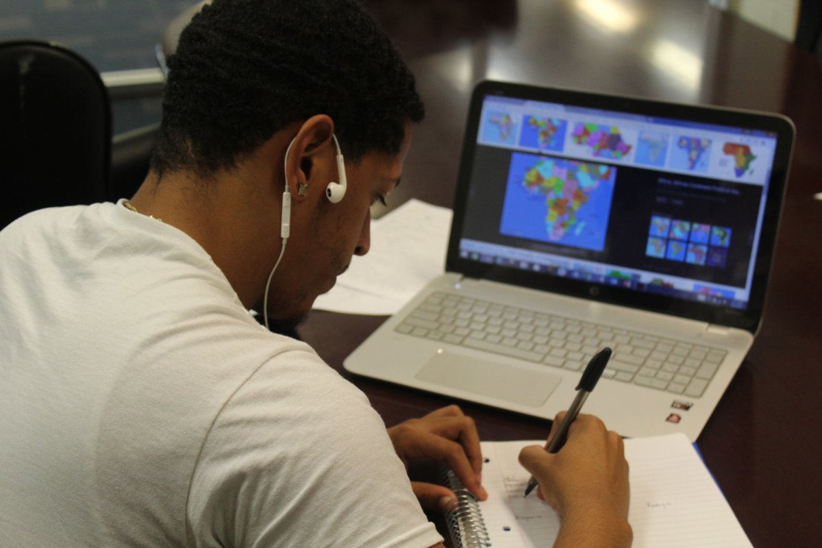 UNCF's tweet image. #ScholarshipAlert: In partnership with UNCF, the Association of American Publishers (AAP) is offering internships to college juniors and seniors with an interest in pursuing a career in the publishing industry. Apply by 3/26! scholarships.uncf.org/Program/Detail…