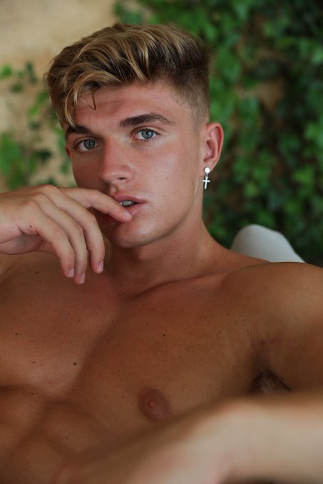 Just look into my eyes 🥰 https://t.co/Icn3l2i5Kl