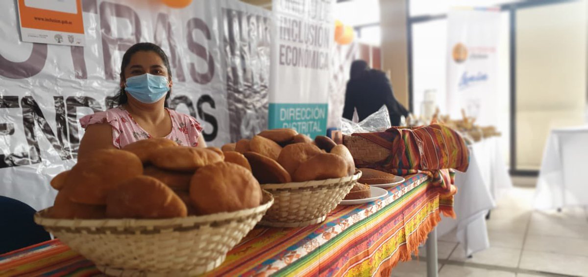DHumanoEc's tweet photo. #EnVivo | Feria Virtual #NosotrasEmprendemos desde Loja 📍. Conoce los productos y servicios que ofrecen nuestras usuarias del #CréditoDesarrolloHumano. 

📲 https://t.co/UwPhAhB4rX 
 
#SembramosFuturo https://t.co/8vy8KJZCDq