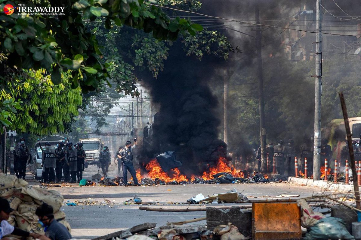 heunoia2's tweet photo. Tw // fire 
During Massacre in Butaryone road,
one was dead and several were injured reportedly. Terrorists even set fire to black flag, removed self-defense barriers with bulldozers and sworn to civilians.
RESTORE MOBILE DATA
#WhatsHappeningInMyanmar
#Mar17Coup https://t.co/k4pGATpCE2