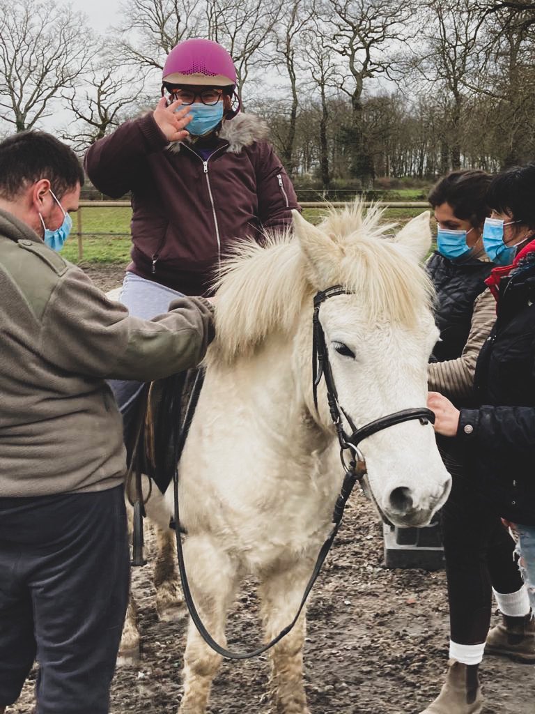 FRAparalympique's tweet photo. Le programme #ESMSxCLUBS en @RCValdeLoire permet la découverte d’activités adaptées 🐎
Le domaine équestre de la Javelotière a pu accueillir des jeunes du foyer d’hébergement de l’asso. Atout Brenne à l’occasion de la signature de la seconde convention tripartite de la région. https://t.co/6o9t6yzVim