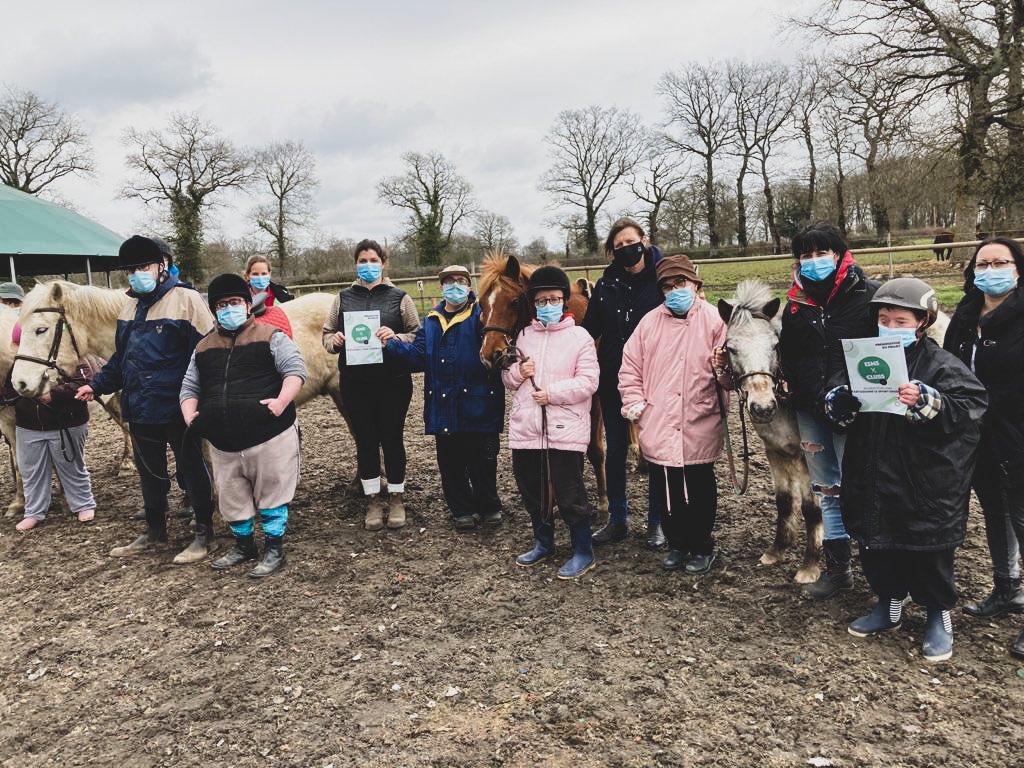 FRAparalympique's tweet photo. Le programme #ESMSxCLUBS en @RCValdeLoire permet la découverte d’activités adaptées 🐎
Le domaine équestre de la Javelotière a pu accueillir des jeunes du foyer d’hébergement de l’asso. Atout Brenne à l’occasion de la signature de la seconde convention tripartite de la région. https://t.co/6o9t6yzVim