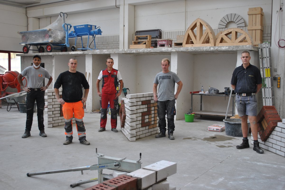 BayBaugewerbe's tweet photo. 👷👷‍♀️ Über 8.600 Auszubildende und damit über 5% mehr als im Vorjahr: Die Bilanz der aktuellen Ausbildungszahlen im Bayerischen Baugewerbe kann sich im Branchenvergleich sehen lassen. 👍
#WocheDerAusbildung #Bayern 
📸: Bauinnung Augsburg https://t.co/S3hiPff6Wn