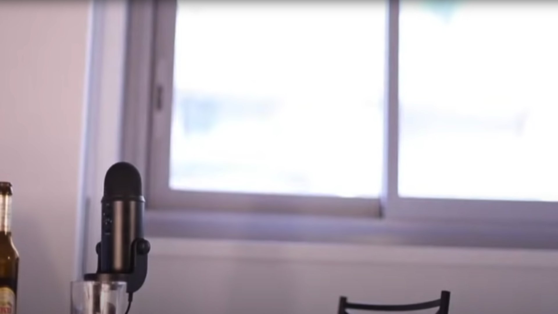 ボチログ ひろゆき動画がyoutubeに出てくるレコメンドの3割くらいを占めるようになってきて これからも拡大していく感じがすごい ということで Zoomの 背景にも使えるひろゆきの部屋画像を3つのせます サイズは1 9 1 080で いろんなところにも使える