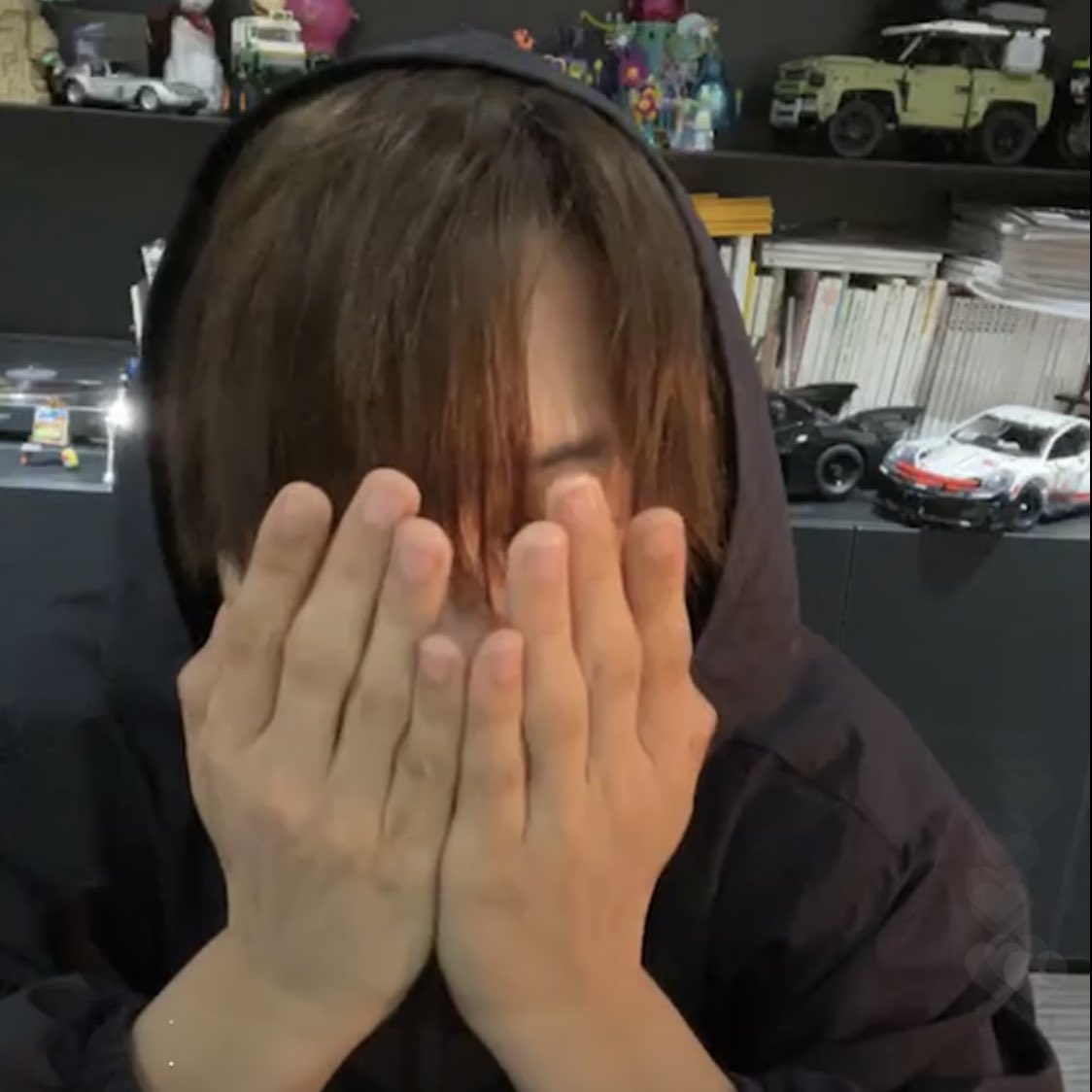 종인이 손에서 강아지 발 꼬순내 난다고 저렇게 냄새 맡고 있는거,,,, 진짜 ,,,, ㅎㅏ아

#엑소카이 #EXO #KAI #카이 #김종인 <a href="/weareoneEXO/">EXO</a>