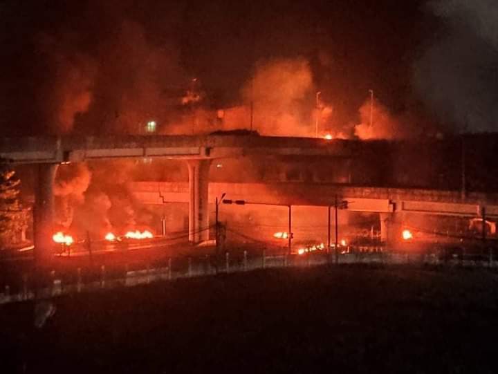 HtetSulinn's tweet photo. @jobeckerhrw @YangheeLeeSKKU @antonioguterres HAPPENING NOW:
Terrorist group burning the barricades and barriers of the protestors in BAYINT NAUNG bridge.
RESTORE MOBILE DATA
#Mar17Coup
#WhatsHappeningInMyanmar https://t.co/pHB4BlrWUk