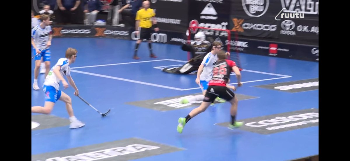 En tiedä teistä, mutta mä ainakin aion tänään katsoa salibandyottelun.

PS: edellisessä matsissa tämä ei ollut se puhutuin tilanne, mutta laukaus osui ensin käteen ja sitten ylärimaan. Lähde: käden omistaja ja <a href="/RuutuUrheilu/">Ruutu Urheilu</a> #salibandy #fliiga