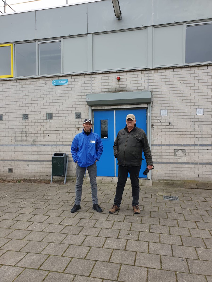 PVerbaan's tweet photo. Vlak voor de tiener activiteit ‘voetbal toernooi in de voetbalkooi’ met stichting Welbevinden Delft, kwamen burgemeester @VanBijsterveldt en later ook raadslid @StoopBram per toeval langs De Border en zijn zij even gestopt voor een gezellig gesprek.
Echt super leuk! https://t.co/nXhBRwy56e