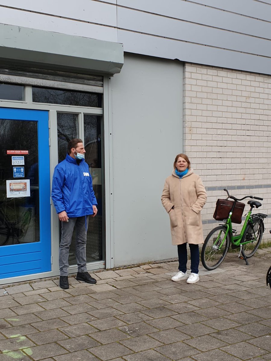 PVerbaan's tweet photo. Vlak voor de tiener activiteit ‘voetbal toernooi in de voetbalkooi’ met stichting Welbevinden Delft, kwamen burgemeester @VanBijsterveldt en later ook raadslid @StoopBram per toeval langs De Border en zijn zij even gestopt voor een gezellig gesprek.
Echt super leuk! https://t.co/nXhBRwy56e