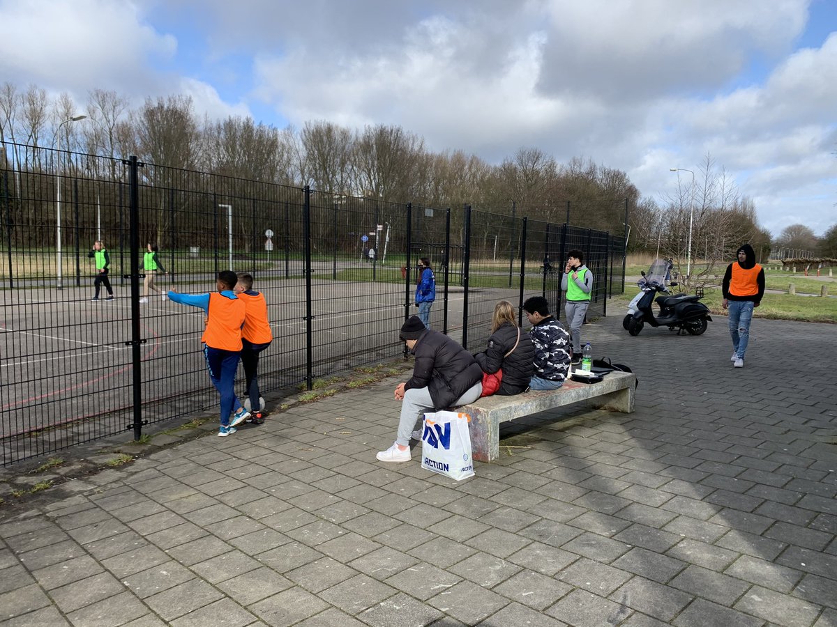 PVerbaan's tweet photo. Vlak voor de tiener activiteit ‘voetbal toernooi in de voetbalkooi’ met stichting Welbevinden Delft, kwamen burgemeester @VanBijsterveldt en later ook raadslid @StoopBram per toeval langs De Border en zijn zij even gestopt voor een gezellig gesprek.
Echt super leuk! https://t.co/nXhBRwy56e
