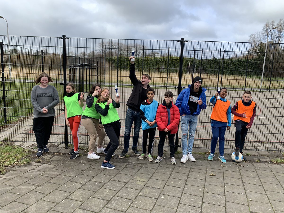 PVerbaan's tweet photo. Vlak voor de tiener activiteit ‘voetbal toernooi in de voetbalkooi’ met stichting Welbevinden Delft, kwamen burgemeester @VanBijsterveldt en later ook raadslid @StoopBram per toeval langs De Border en zijn zij even gestopt voor een gezellig gesprek.
Echt super leuk! https://t.co/nXhBRwy56e