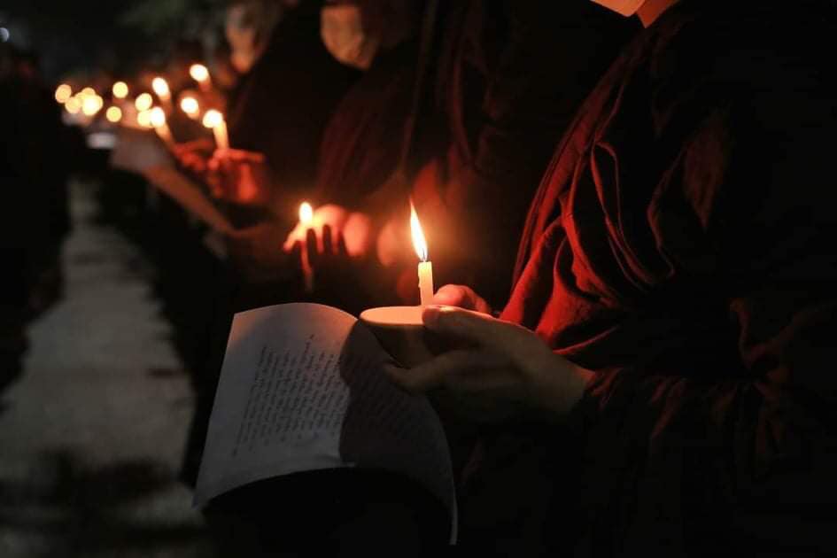 IrrawaddyNews's tweet photo. Buddhist monks and nuns of Mahagandhayon monastery in Amarapura, #Mandalay region hold a candlelight vigil on Wednesday night. 

#WhatIsHappeningInMyanmar https://t.co/WMxgYwadm7