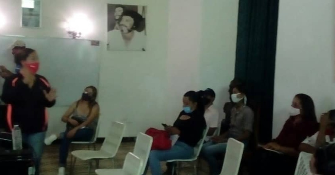 F_Ali_Primera's tweet photo. El dia de ayer la facilitadora Yessica Aguirre, dio un taller referente a las Líneas de Acción Política, en el marco del Sistema de Formación Popular por parte de la Secretaría de Vivienda. https://t.co/hEmKFCctml
