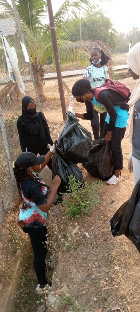 RJadesola's tweet photo. While volunteering has become an hobby, environmental sustainability remains key for a conducive living to exercise this hobby.
I joined a group of eco-conscious individuals @ploggingnigeria to keep fit as we keep clean.
What a lovely exercise! π
#PES06
#PloggingClubILORIN https://t.co/1GEtlI18cH