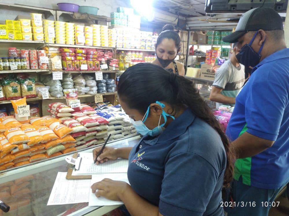 lilidiaz8's tweet photo. 📍#Plan101📍
Servidores públicos del @MinCoNacional, realizan despliegue hoy #17Feb en el edo. #Zulia , para verificar el cumplimiento de la LOPJ y protocolos de bioseguridad, en los establecimientos autorizados para laborar.
@EneidaLayaPsuv @ejalvarezg @PR360_Con
#LaCovidNoJuega https://t.co/lOhrMTez7N