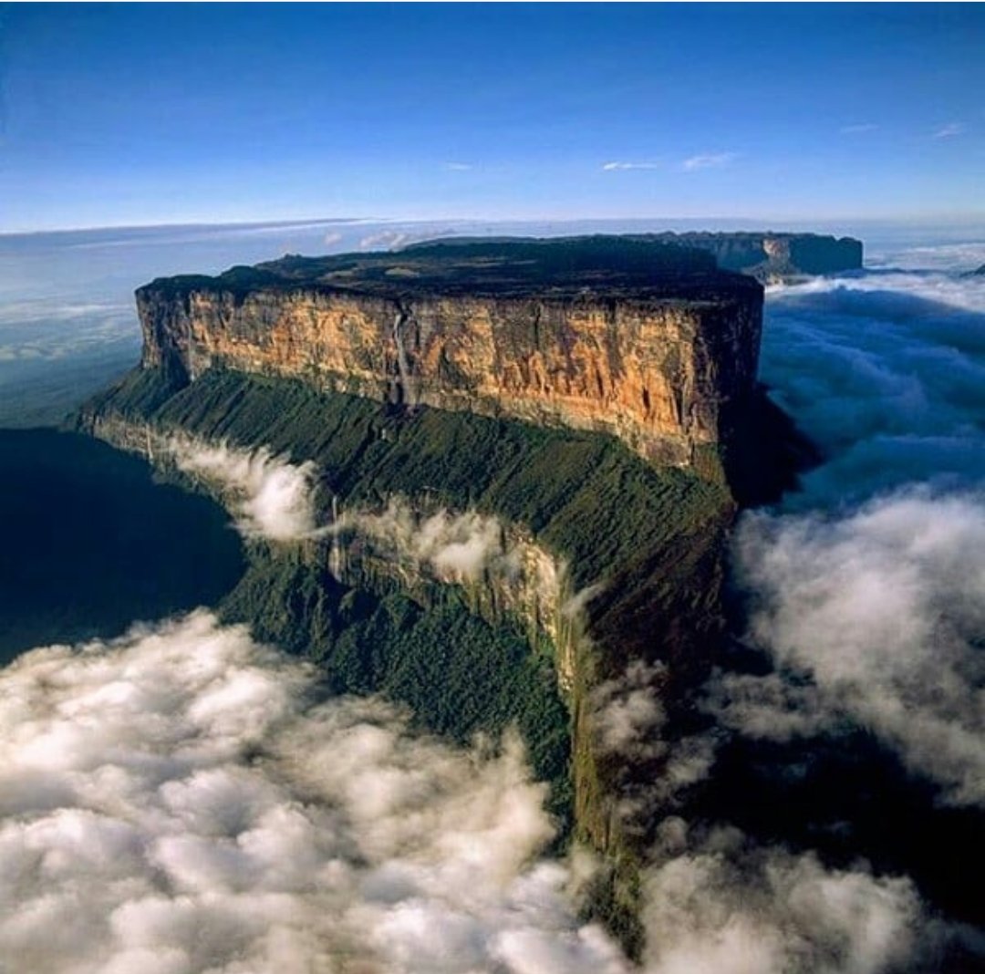cinayettir's tweet photo. Oluşumu 2 milyar yılda tamamlanan Roraima Dağı. Venezuela. https://t.co/FAaKTRZtOX