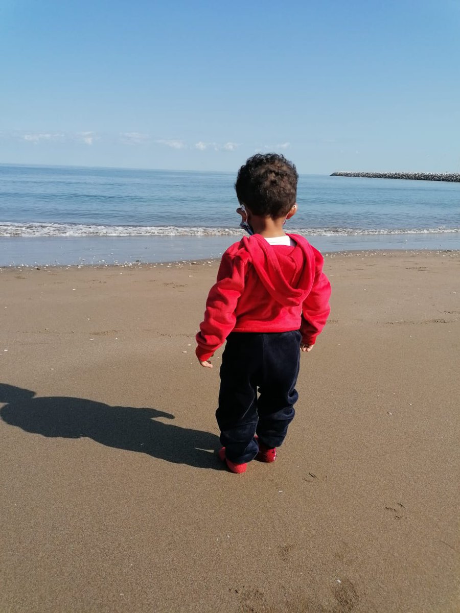 مما علمتني الحياة:
أنه حين يمرض طفلٌ فإن أبويه يعيشان بقلب ذلك الطفل..فيحبان ما يحب ويكرهان ما يكره..لي شخص عزيز يمر بفتره صعبه جدا في مرض ولده (عبدالله) جدا احتاج لدعواتكم له..
#دعواتكم
#دعوه