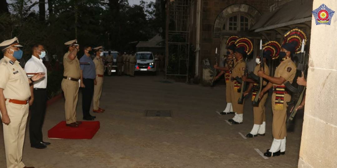 MumbaiPolice's tweet photo. Mumbai Police welcomes Shri. Hemant Nagrale, IPS, who has taken charge as the 75th Commissioner of Mumbai Police.

We look forward towards serving Mumbai under his able command. https://t.co/7AkcQXDzaJ