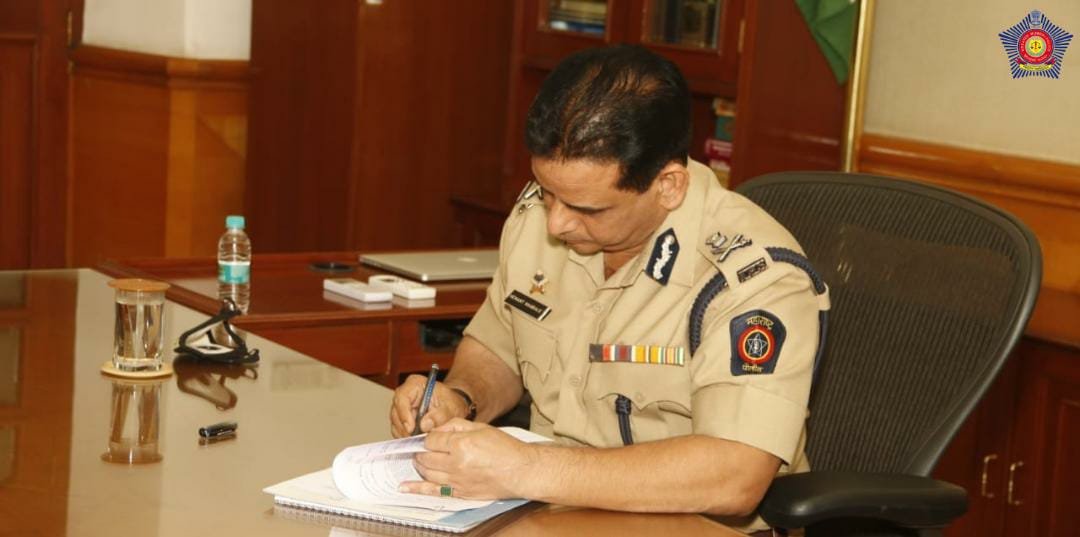 MumbaiPolice's tweet photo. Mumbai Police welcomes Shri. Hemant Nagrale, IPS, who has taken charge as the 75th Commissioner of Mumbai Police.

We look forward towards serving Mumbai under his able command. https://t.co/7AkcQXDzaJ