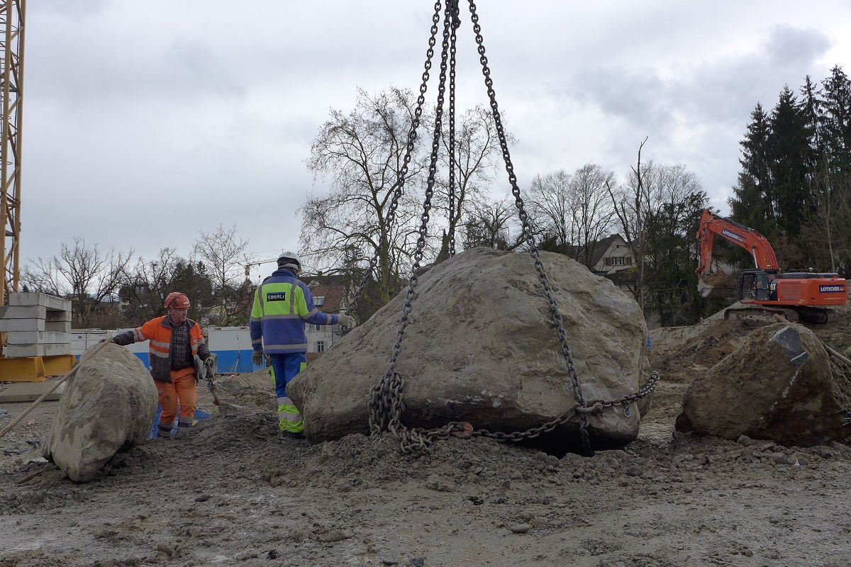 stadtluzern's tweet photo. Letzte Woche wurde ein aussergewöhnlicher #Findling auf der Baustelle beim Elisabethenheim ausgegraben. Gestern wurde der Riesen-Brocken mit einem spektakulären Transport zur Allmend gebracht.
https://t.co/uTZznpv9cu https://t.co/Xw9RnWyuri