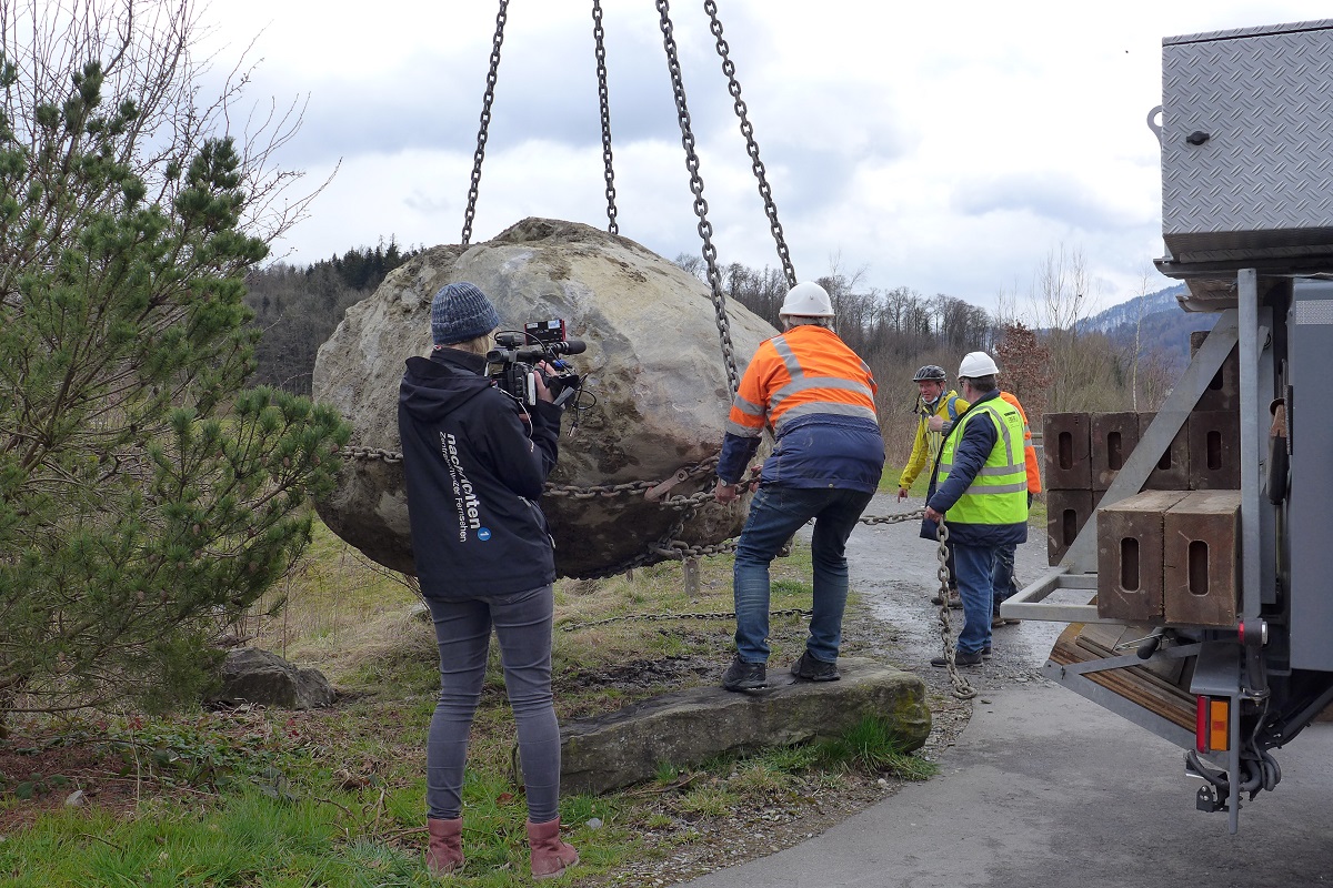 stadtluzern's tweet photo. Letzte Woche wurde ein aussergewöhnlicher #Findling auf der Baustelle beim Elisabethenheim ausgegraben. Gestern wurde der Riesen-Brocken mit einem spektakulären Transport zur Allmend gebracht.
https://t.co/uTZznpv9cu https://t.co/Xw9RnWyuri