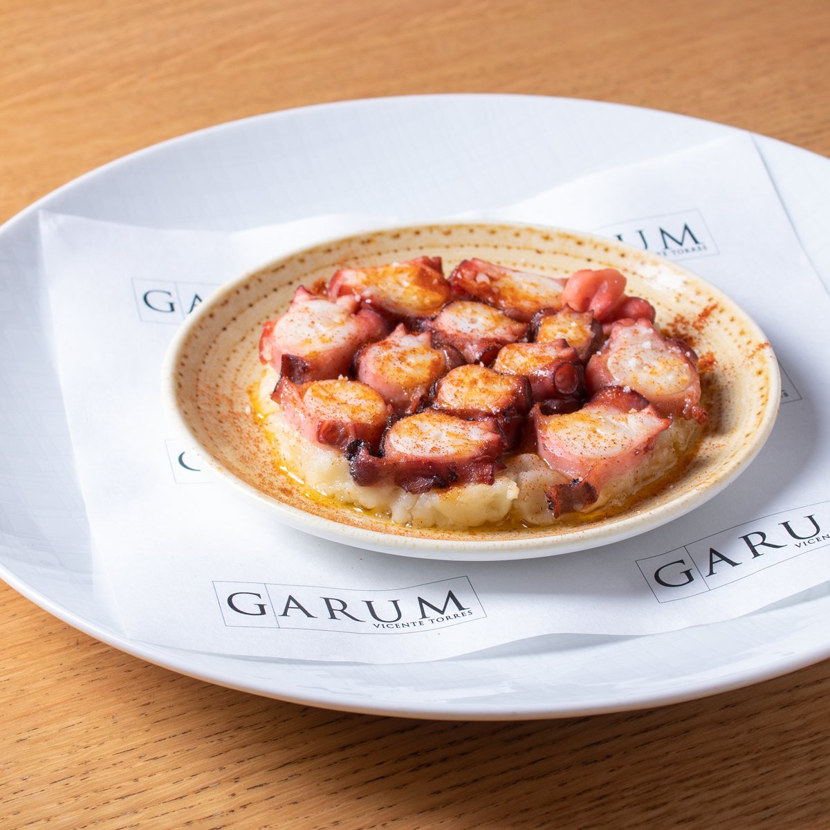 ¡Vámonos de Tapas a Garum!

Pulpo asado con cremoso de papa.
Te esperamos de martes a domingo de 13:00 a 22:00 horas.

Reserva al 55 2971-4642.

Cumplimos, como siempre, con todas las medidas de limpieza y lineamientos exigidos. Visítanos con toda confianza.
Masaryk 513, Polanco