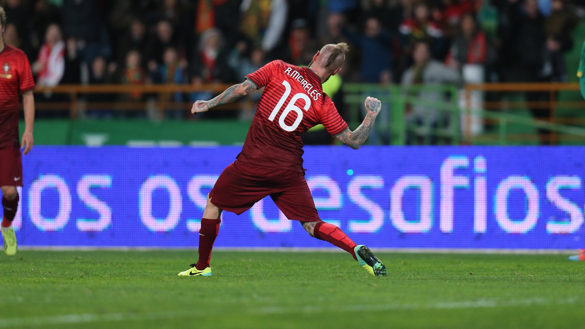  Parabéns,     3 8  Happy birthday, Raúl Meireles!  