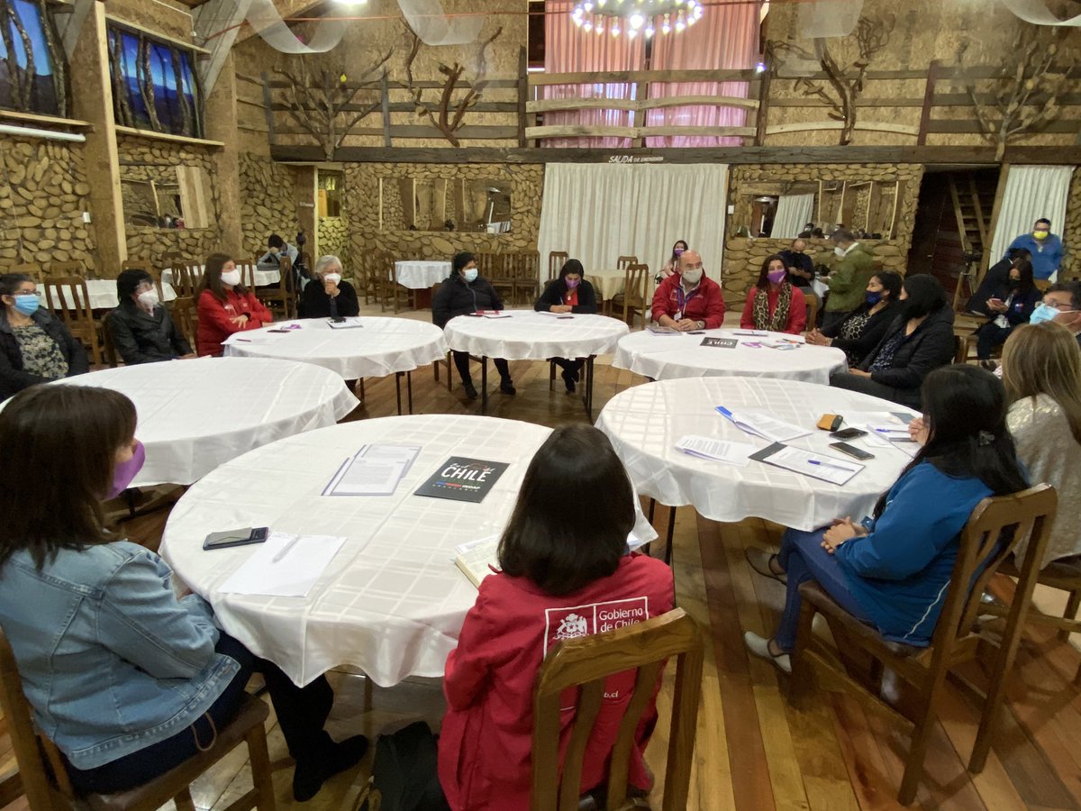 #Gorbea📍AGENDA MUJER ✅ 
AHORA 🟣 En Mesa Mujeres Rurales 

La Ministra <a href="/MinagriCL/">Ministerio de Agricultura de Chile 🇨🇱</a>, M. Emilia Undurraga, la Ministra <a href="/MinMujeryEG/">Ministerio de la Mujer y la Equidad de Género</a>, <a href="/monicazalaquett/">Mónica Zalaquett S.</a> y la gobernadora Marchant están reunidas c/ las representantes de las 28 mesas comunales de Mujeres Rurales de #LaAraucanía 💪🏻👏🏻👏🏻