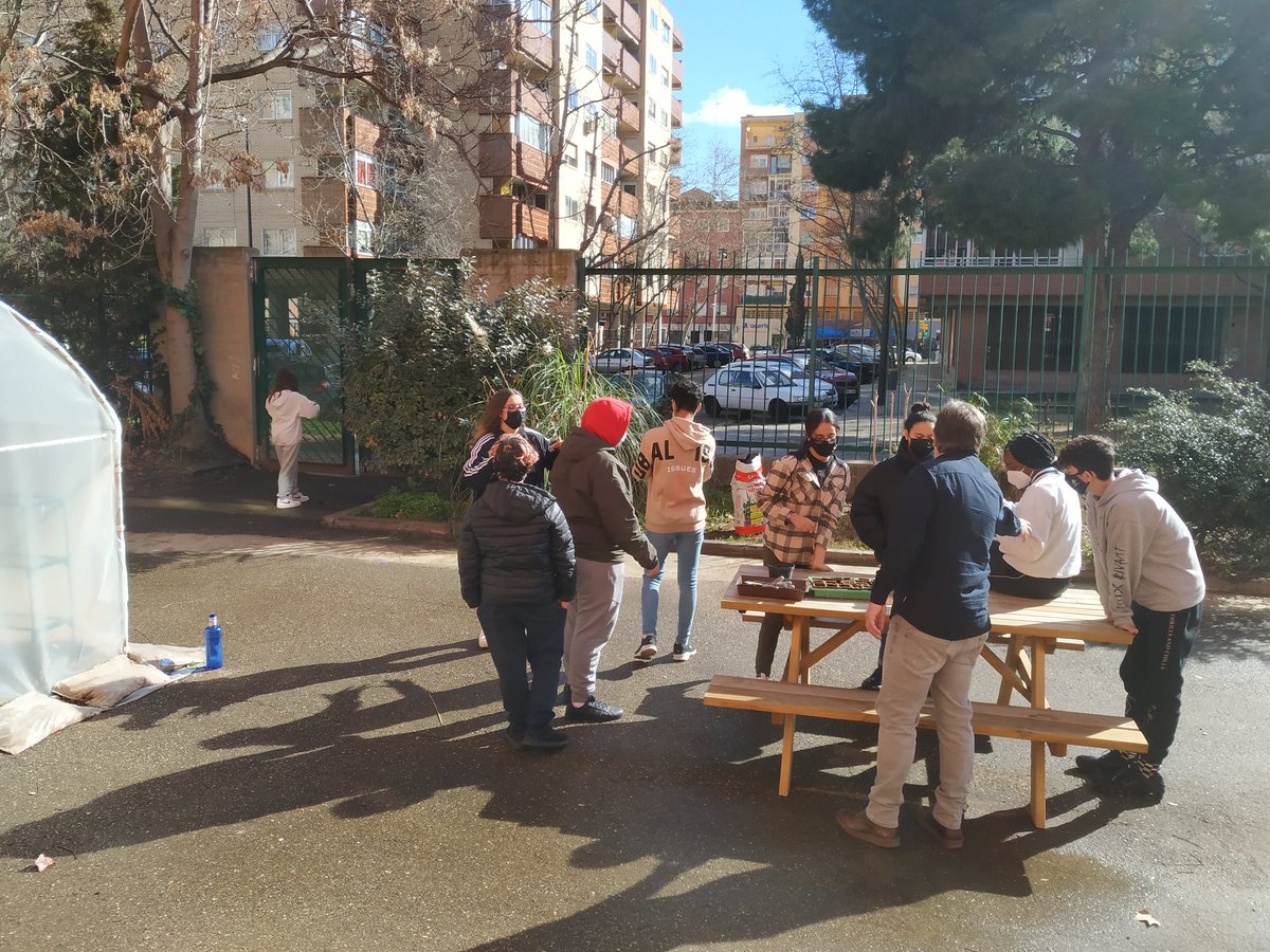 🌷Proyecto invernadero en @IES_Andalan. 
 Cultivando y regando plantas y hortalizas.
#CuidandoNuestroEntorno
#AprenderNaturaleza
#BuenosRatos 
@IesCajal
@ies_rrcc 
@ies_rrcc
@Deine_Sped