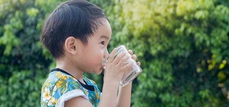 ¿Cuándo debe empezar a darle agua a su bebé? Entre los 6 y 12 meses puede ofrecerle un poquito de agua en una tacita o vaso entrenador o con boquilla. Así puede aprender a beber y a familizarse con el agua. ow.ly/yoC530ra2ey #ChooseWater