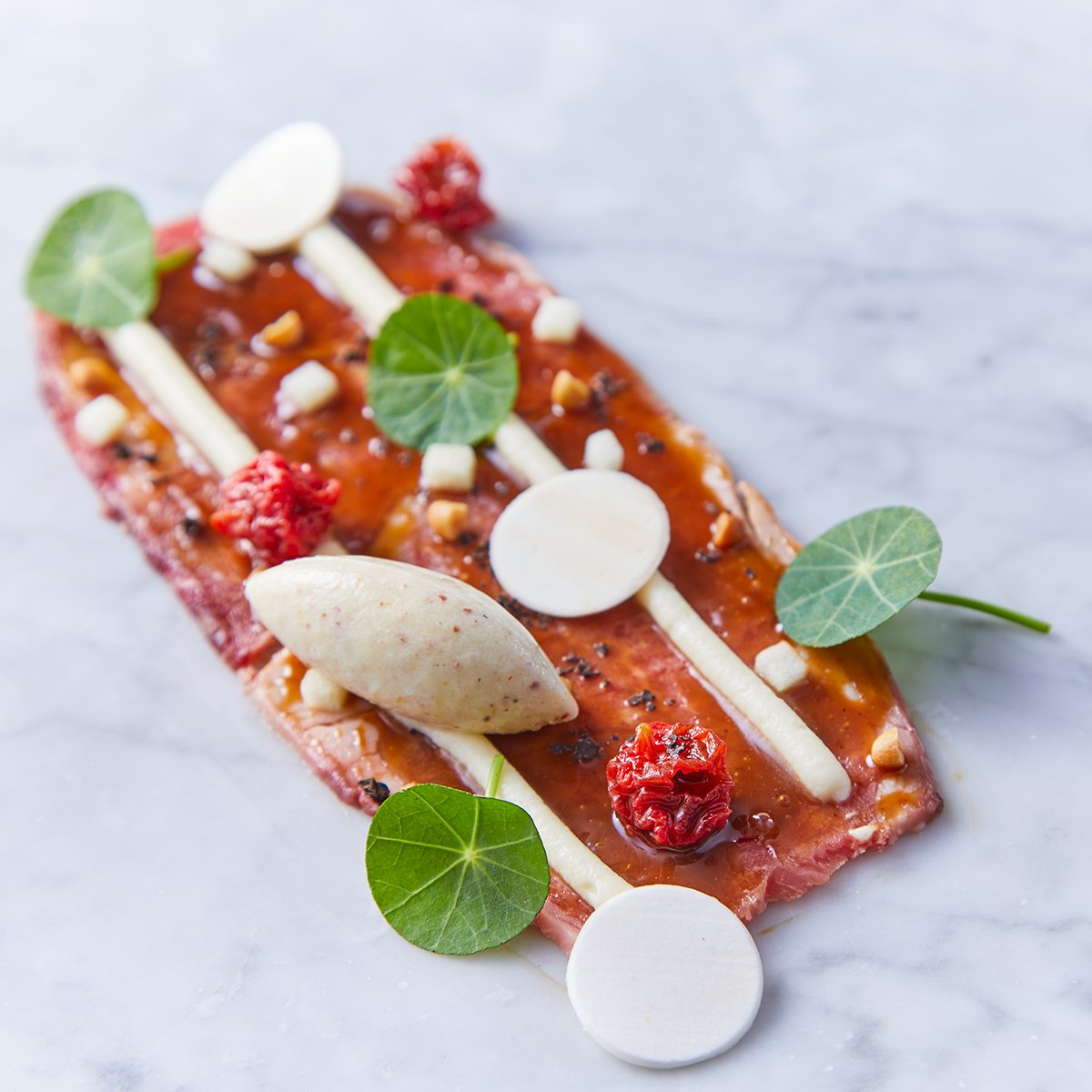 Rib eye añejado, escabeche ligero de carne con queso comté.

Nos encanta añejar la carne, potenciar su sabor. Sus toques a frutos secos se llevan a la perfección con las notas ácidas del escabeche.