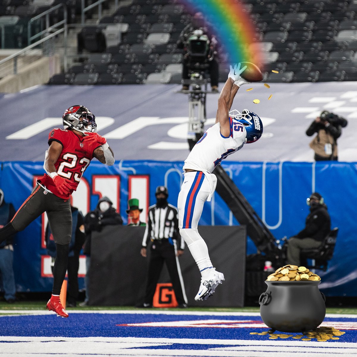 ShowtimeTate's tweet photo. The pot at the end of the rainbow is always Golden. Especially when it’s in the endzone! 😜
#stayGolden this St Patrick’s Day! ☘️ https://t.co/lSdWONFtI6