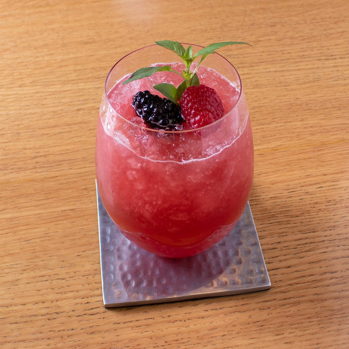 Comienza la tarde de forma relajada con un Atila; la frescura de un coctel a base de albahaca, frutos rojos y un toque de espumoso.

¿Ya tienes tu reservación? 55 2971-4642.

Masaryk 513, Polanco.