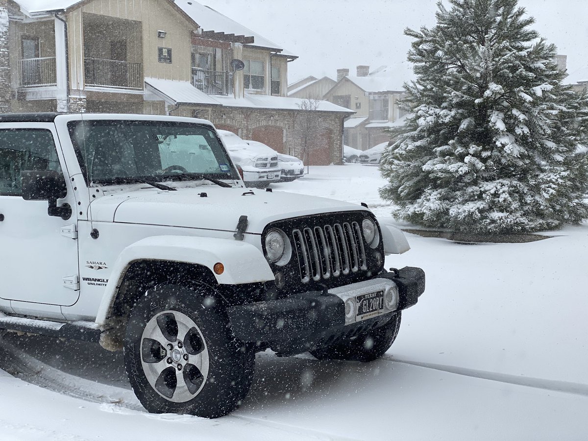 LarissaLiska's tweet photo. Snowy white @Jeep. ❄️ #TexasBlizzard #Texas https://t.co/yBIwv8MBAN