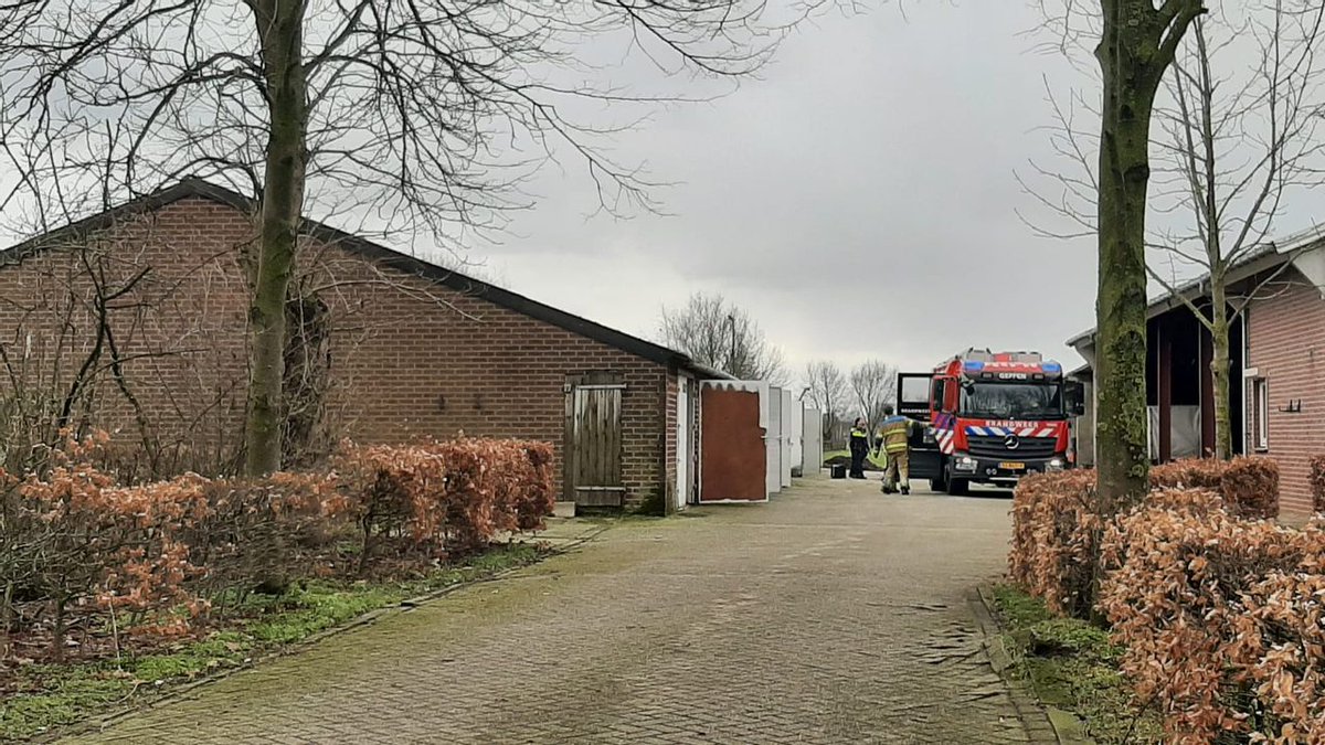(UPDATE) De politie heeft vanmiddag een ondergrondse hennepkwekerij aangetroffen in een loods aan de Bergstraat in Geffen.