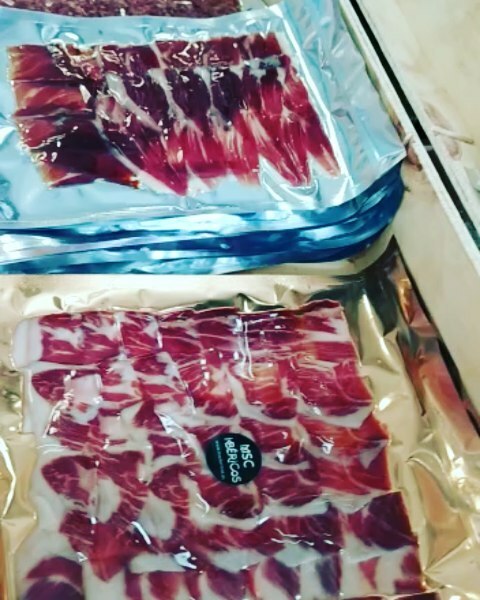 mscibericos's tweet photo. Algunos de nuestros mejores embutidos ibéricos 🤩👌🏼
Aquí os dejamos un vídeo con algunos nuevos productos ibéricos. Podéis verlos todos en nuestra web:
👉🏻 https://t.co/ug7mxOe9iq
#tienda
#rrssMSC https://t.co/CBN3nM9Gv8