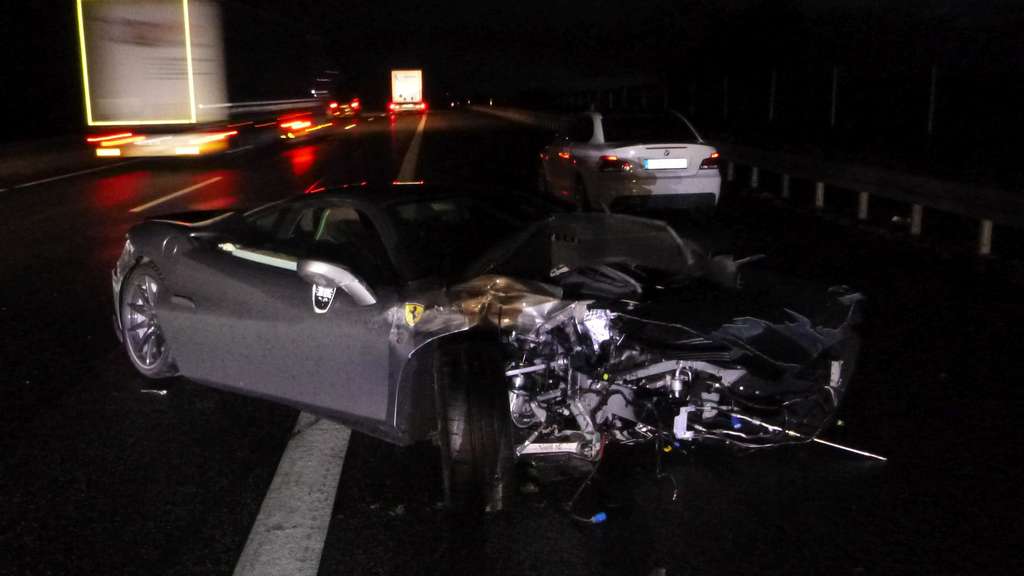 TopGearNL's tweet photo. Ferrari F8 Tributo crasht 6 uur na aflevering: https://t.co/f09tTPqbTy
๐: #ferrari #crash #wreckedexotics https://t.co/TaixgvBnKw