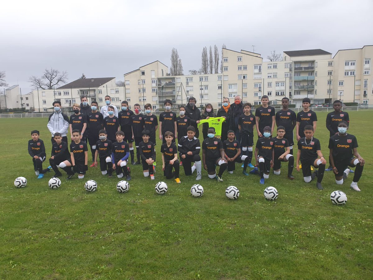 .<a href="/Orange_France/">Orange France</a> partenaire de la <a href="/FFF/">FFF</a> poursuit son accompagnement au football #amateur #opérationMaillots <a href="/Nike/">Nike</a>. Le #Cosmo <a href="/villetaverny/">Ville de Taverny</a> 1er club à valoriser le partenariat en <a href="/LPIFF75/">Ligue de Paris Île-de-France de Football</a> cc <a href="/FloPortelli/">Florence Mosalini Portelli</a> <a href="/TeamOrangeFoot/">Team Orange Football</a> <a href="/OrangeIDF/">Orange Île-de-France</a> <a href="/Mikelsarriquet/">Mikel</a> <a href="/Stephtardivel/">Stéphane Tardivel</a>