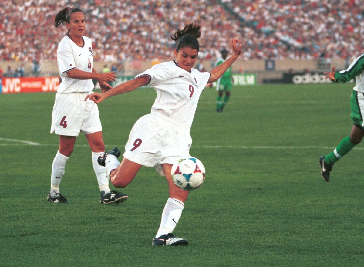 USWNT's tweet photo. Living legend 🐐⚽️🏆 
Happy Birthday @MiaHamm! https://t.co/vrGBBqvEBp