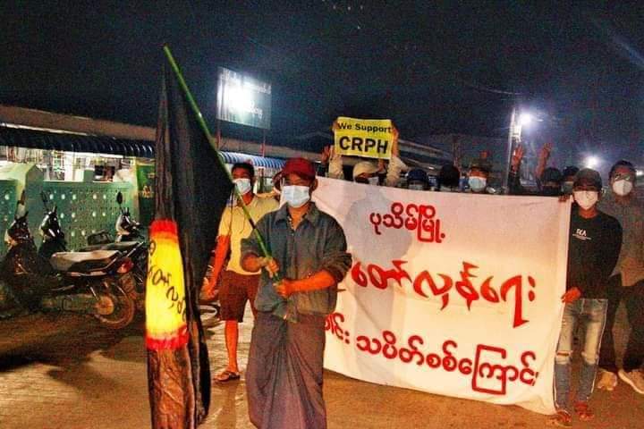 MyoPyaePyaeKyaw's tweet photo. People in Pathein, Ayeyarwady region, protest against the military coup before sunrise today morning.

RESTORE MOBILE DATA

#Mar17Coup
#WhatsHappeningInMyanmar https://t.co/HUkZiqzOB2