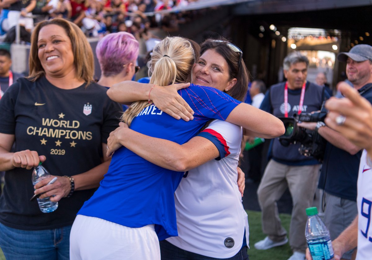 USWNT's tweet photo. Living legend 🐐⚽️🏆 
Happy Birthday @MiaHamm! https://t.co/vrGBBqvEBp