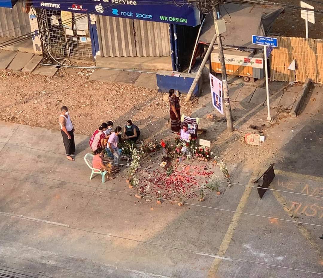 MyoPyaePyaeKyaw's tweet photo. This morning,mother of Mg Khant Nyar Hein was sitting beside the spot where his son was shot dead by terrorists and crying and telling the passersby about her beloved son.What a heart breaking scene and I am literally crying and writing these.Justice will prevail.#Mar17Coup https://t.co/3NatgNJ1Ny