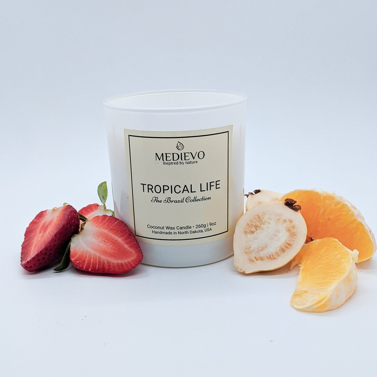 A friend of mine while smelling the Tropical life candle said: I want to eat it.

Tropical life is an explosion of tropical fruits aromas. Notes of strawberry, guava, tangerine, mango and vanilla. 

#tropicalvibes #tropicalfruit #candle #homedecoration #homefragrance
