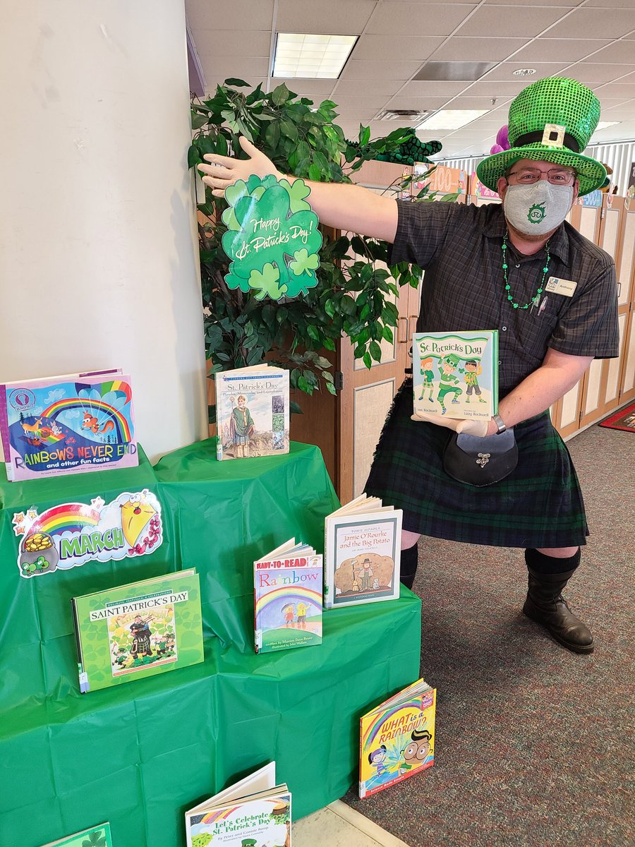 LibrariaNPC's tweet image. Kilted librarian in action!
#librarylife #librarymanager #kilt #kiltedlibrarian