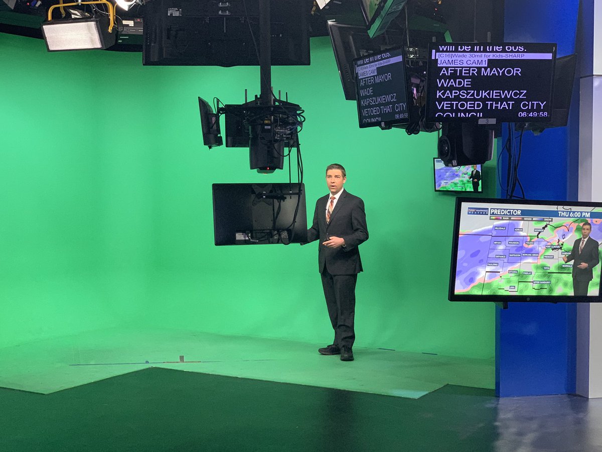 RossElletWX's tweet image. I wanted to wear green, green is my favorite color....BUT, if I wear green then I will become invisible while giving the weather forecast! Now I am trying not to get pinched. #WeatherProblems #saintpatricksday